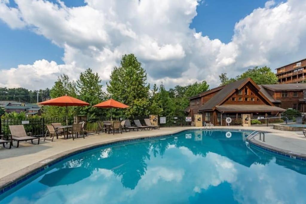 2 Miles From Dollywood Family Resort With Seasonal Outdoor Swimming Pool, Year Around Heated Indoor Swimming Pool, Townhome Style Cabin, Private Hot Tub, Arcade, Tv, Wifi, Kitchen With Refrigerator, Washer And Dryer 비둘기 포지 외부 사진