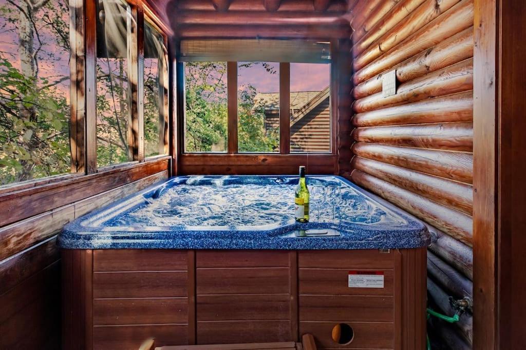 2 Miles From Dollywood Family Resort With Seasonal Outdoor Swimming Pool, Year Around Heated Indoor Swimming Pool, Townhome Style Cabin, Private Hot Tub, Arcade, Tv, Wifi, Kitchen With Refrigerator, Washer And Dryer 비둘기 포지 외부 사진