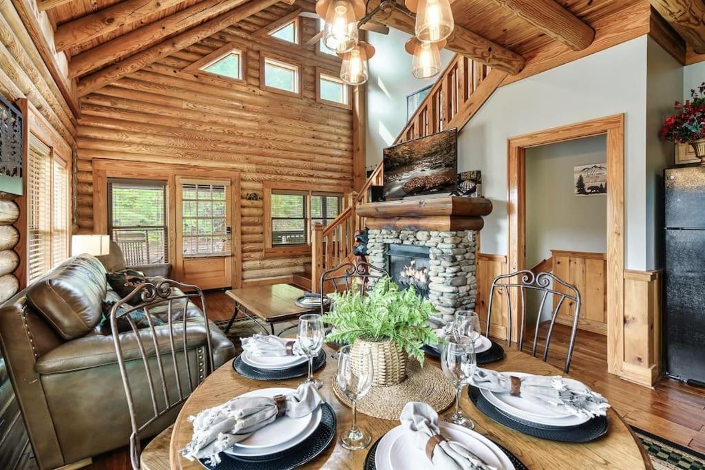 2 Miles From Dollywood Family Resort With Seasonal Outdoor Swimming Pool, Year Around Heated Indoor Swimming Pool, Townhome Style Cabin, Private Hot Tub, Arcade, Tv, Wifi, Kitchen With Refrigerator, Washer And Dryer 비둘기 포지 외부 사진
