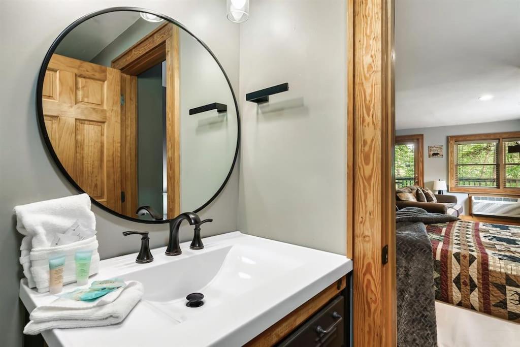 2 Miles From Dollywood Family Resort With Seasonal Outdoor Swimming Pool, Year Around Heated Indoor Swimming Pool, Townhome Style Cabin, Private Hot Tub, Arcade, Tv, Wifi, Kitchen With Refrigerator, Washer And Dryer 비둘기 포지 외부 사진