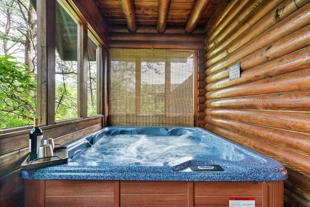 2 Miles From Dollywood Family Resort With Seasonal Outdoor Swimming Pool, Year Around Heated Indoor Swimming Pool, Townhome Style Cabin, Private Hot Tub, Arcade, Tv, Wifi, Kitchen With Refrigerator, Washer And Dryer 비둘기 포지 외부 사진