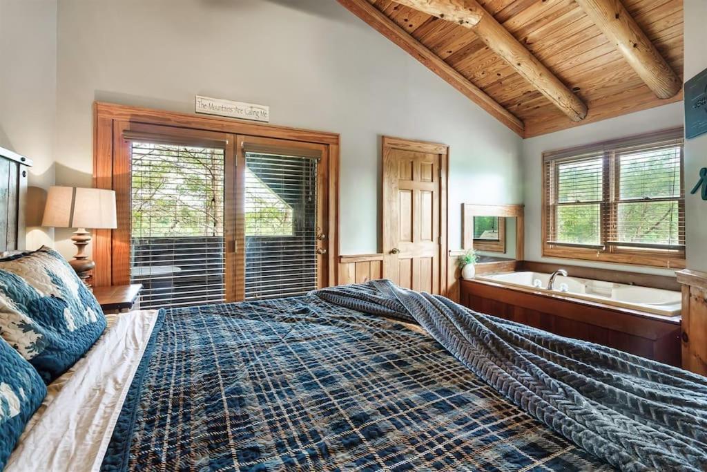 2 Miles From Dollywood Family Resort With Seasonal Outdoor Swimming Pool, Year Around Heated Indoor Swimming Pool, Townhome Style Cabin, Private Hot Tub, Arcade, Tv, Wifi, Kitchen With Refrigerator, Washer And Dryer 비둘기 포지 외부 사진