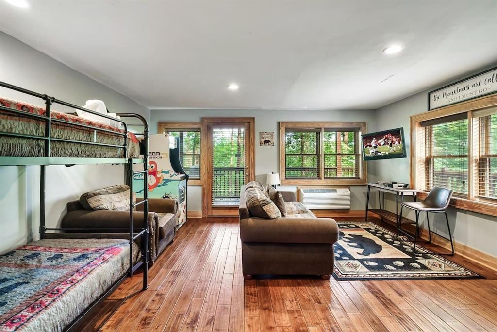 2 Miles From Dollywood Family Resort With Seasonal Outdoor Swimming Pool, Year Around Heated Indoor Swimming Pool, Townhome Style Cabin, Private Hot Tub, Arcade, Tv, Wifi, Kitchen With Refrigerator, Washer And Dryer 비둘기 포지 외부 사진