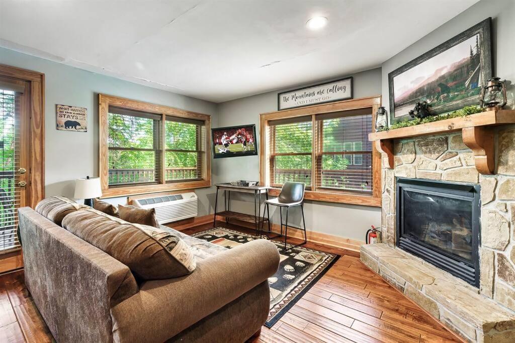 2 Miles From Dollywood Family Resort With Seasonal Outdoor Swimming Pool, Year Around Heated Indoor Swimming Pool, Townhome Style Cabin, Private Hot Tub, Arcade, Tv, Wifi, Kitchen With Refrigerator, Washer And Dryer 비둘기 포지 외부 사진