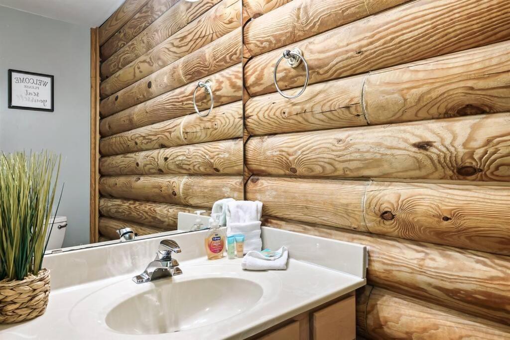 2 Miles From Dollywood Family Resort With Seasonal Outdoor Swimming Pool, Year Around Heated Indoor Swimming Pool, Townhome Style Cabin, Private Hot Tub, Arcade, Tv, Wifi, Kitchen With Refrigerator, Washer And Dryer 비둘기 포지 외부 사진